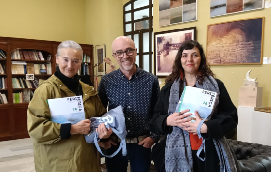 IMG El vicerrector de Sostenibilidad y Cultura, Gonzalo Sánchez Gardey, entrega dos iPad a los participantes en la encues...