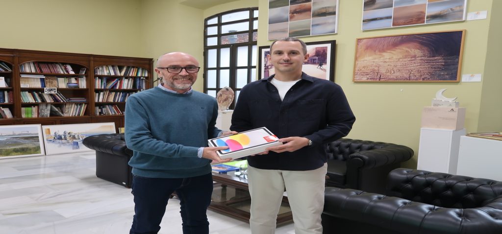 El vicerrector de Sostenibilidad y Cultura, Gonzalo Sánchez Gardey, hizo entrega del premio del Proyecto Opina 2026